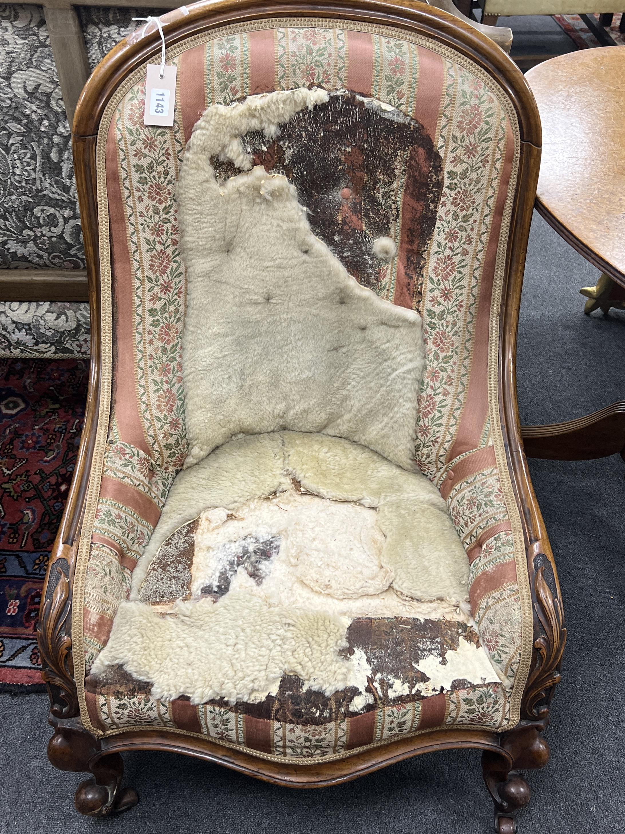 A Victorian walnut spoon back chair, width 59cm, depth 66cm, height 92cm